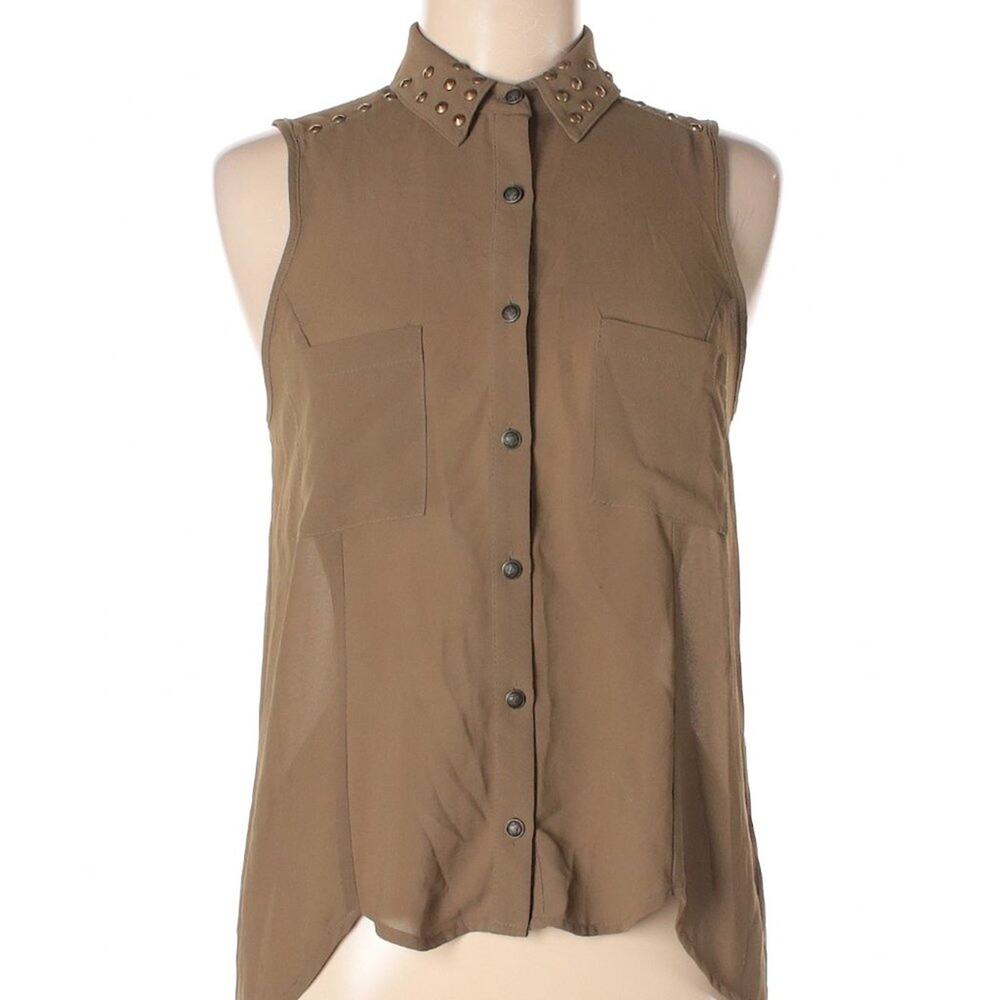 Chloe K tan sleeveless button up blouse